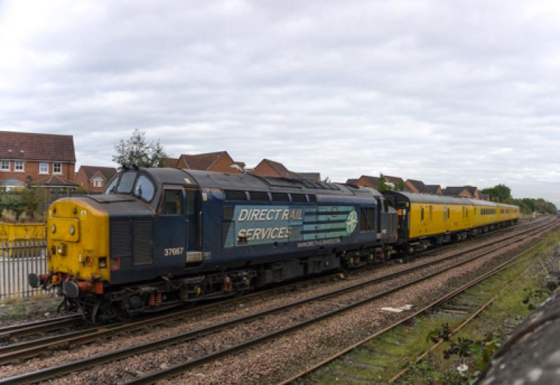 Photo of 37667 passes Larbert with 1Q09 for Inverness.19.10.15