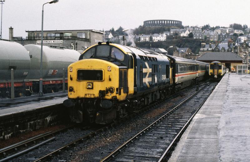 Photo of 37424 WHL SLEEPER AT OBAN UNKNOWN DATE.jpg