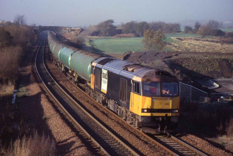 Photo of 60038 at Camelon with the empty tanks from Dalston to Grangemouth.jpg