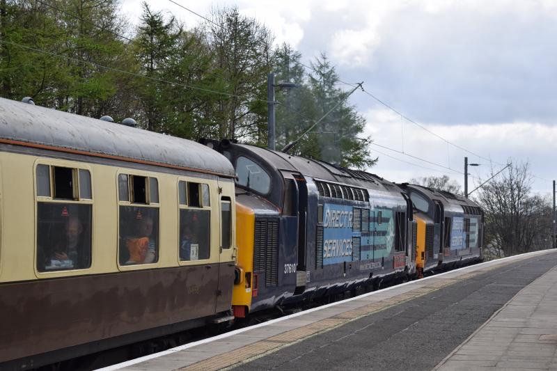 Photo of DRS Class 37s 37409 & 37610 Dumbarton East 25 April 2016