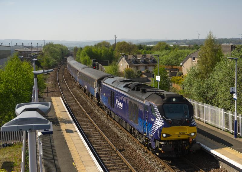 Photo of 68007 passes Camelon  with 5G13 for Edinburgh. 