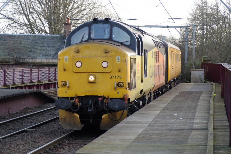 Photo of 37175 passing coatbridge central