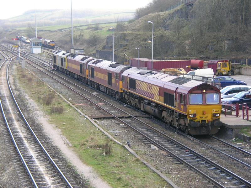 Photo of 66142 and three tugs at Peak Forrest