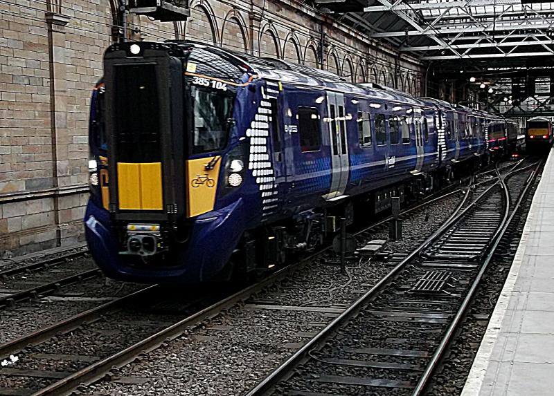 Photo of 385104 at Edinburgh