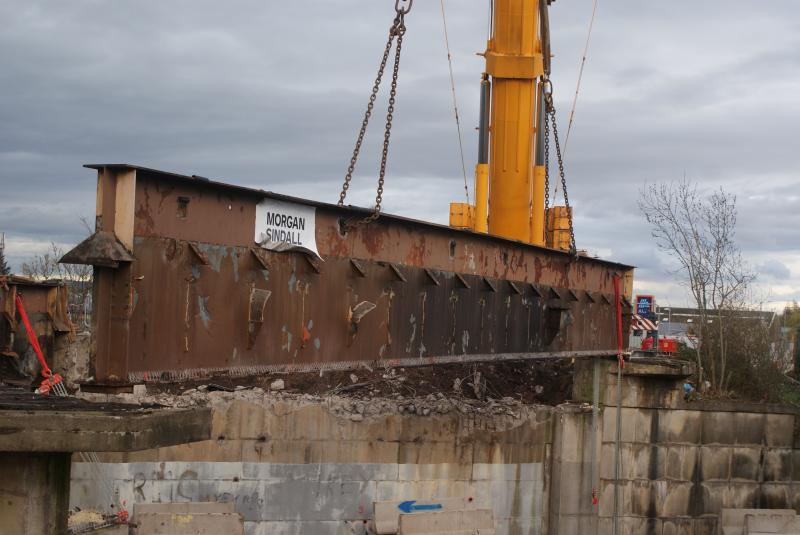 Photo of The south side main beam is lifted out at Kerse Road.