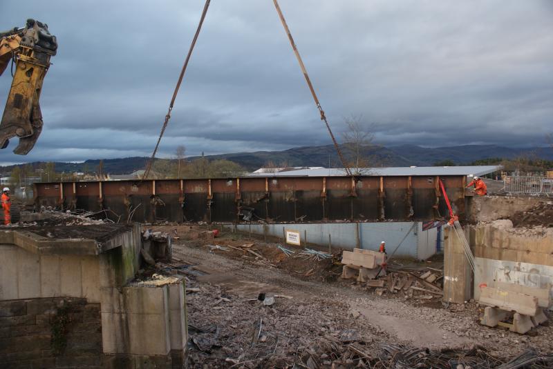 Photo of The north side main beam is ready to lift out at Kerse Road.