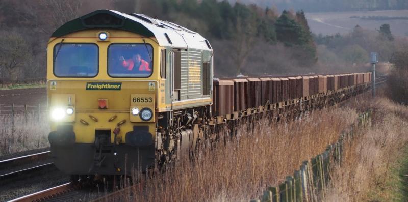 Photo of 66553 approaches Bow of Fife LC