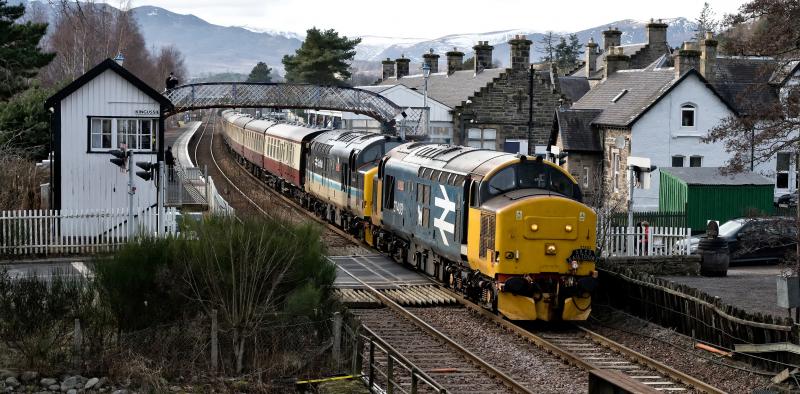 Photo of 37403-409 CAPITAL HIGHLANDER KINGUSSIE 62MINS LATE  8.2.25.jpg