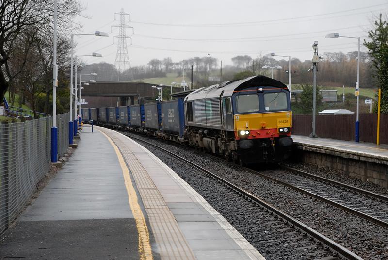 Photo of 66428 on the 4Z16 Tesco Express through Croy Station