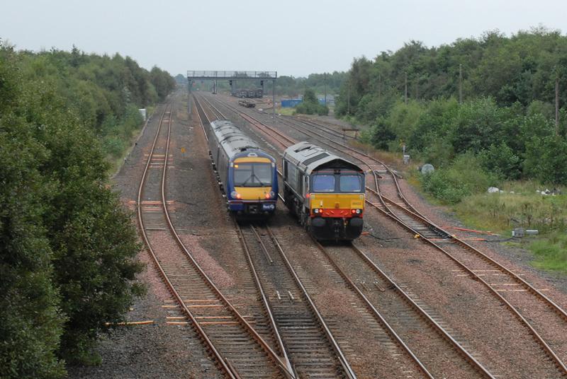 Photo of DRS 66422 and 170432 race up the E&G