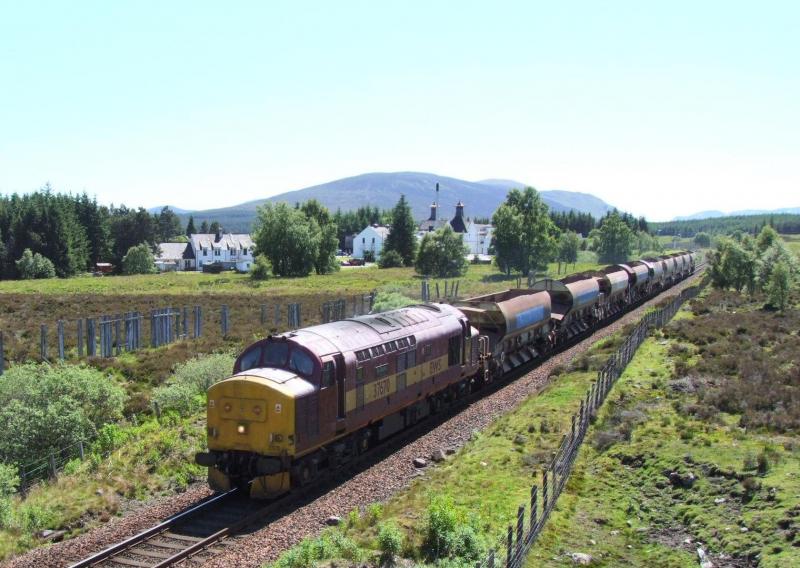 Photo of 37 670 passing Dalwhinnie