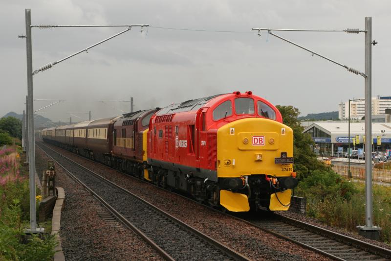 Photo of 37670 leads 37401 on 1Z24 through Edinburgh Park