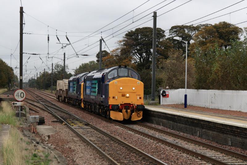 Photo of 37688 + 37194 on 6M50 passing Bruce at Prestonpans