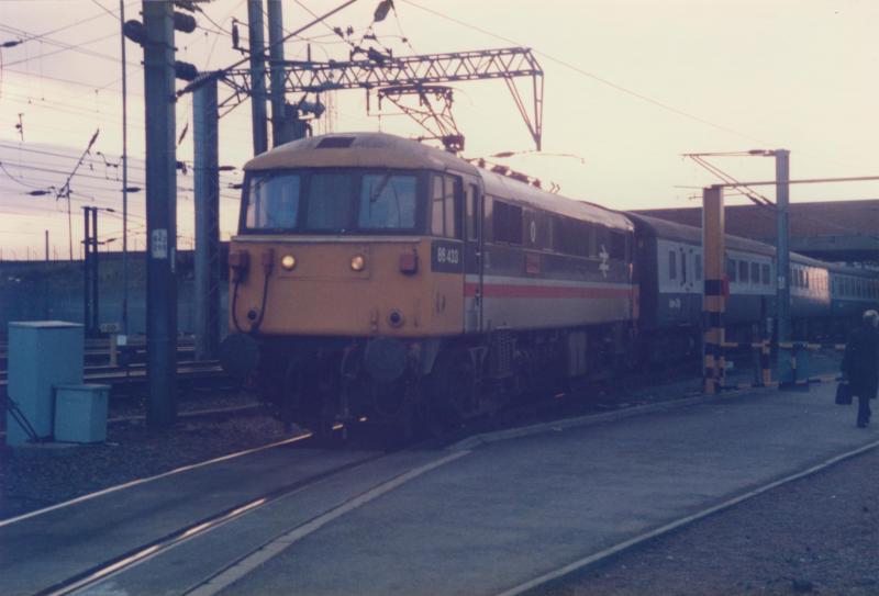 Photo of 86433 entering Polmadie carriage sidings