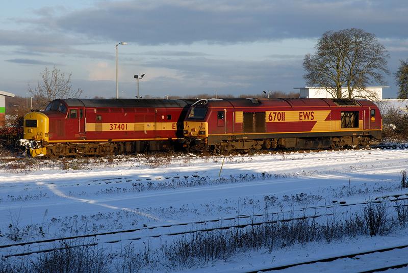 Photo of 37401 and 67011 sitting in Millburn Yard