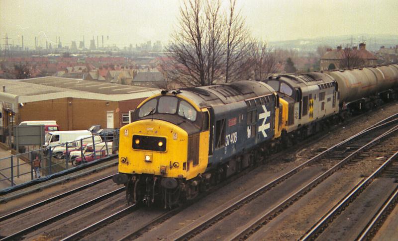 Photo of 37408 & 239 work the Bishopbriggs past Grangemouth Junction..jpg