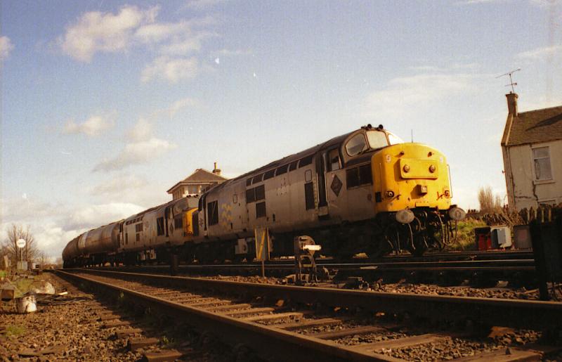 Photo of 37893 & 144 work the Bishopbriggs by Grangemouth Jcn..jpg