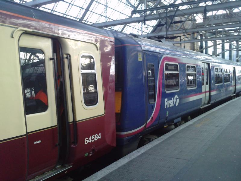 Photo of 314 + 322 coupled in Glasgow Central