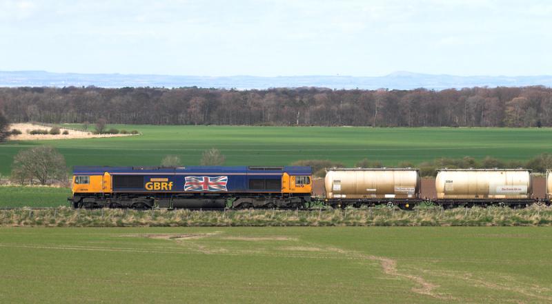 Photo of 66705 heads 6S44 Alcan tanks near Redhouse Castle, East Lothian