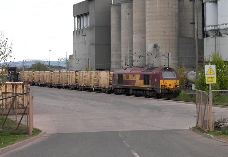 Photo of 67004 reverses 6B46 at Oxwellmains