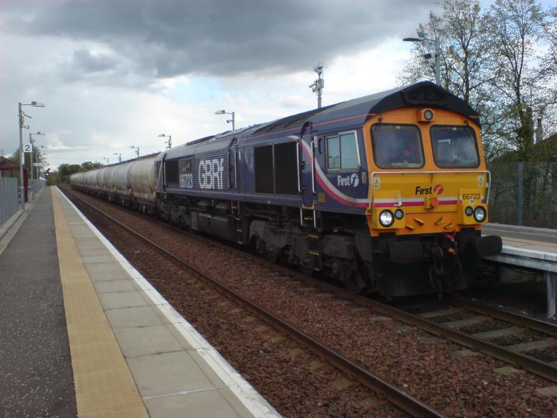 Photo of 66723 passes through Gartcosh Station on the 6S44