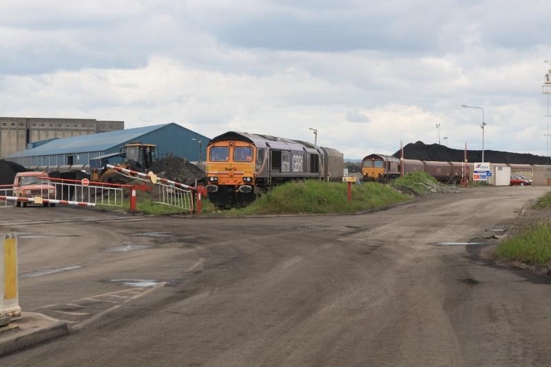 Photo of 66728 in Leith Docks