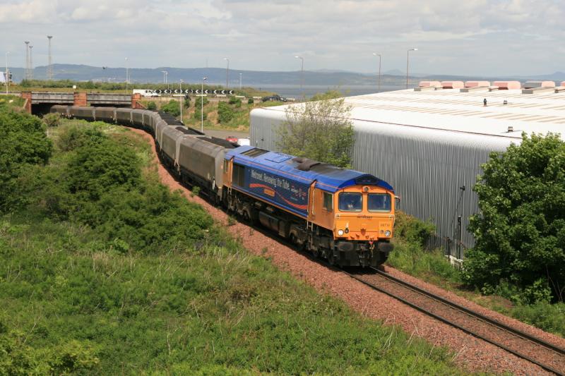 Photo of 66718 passing Matalan