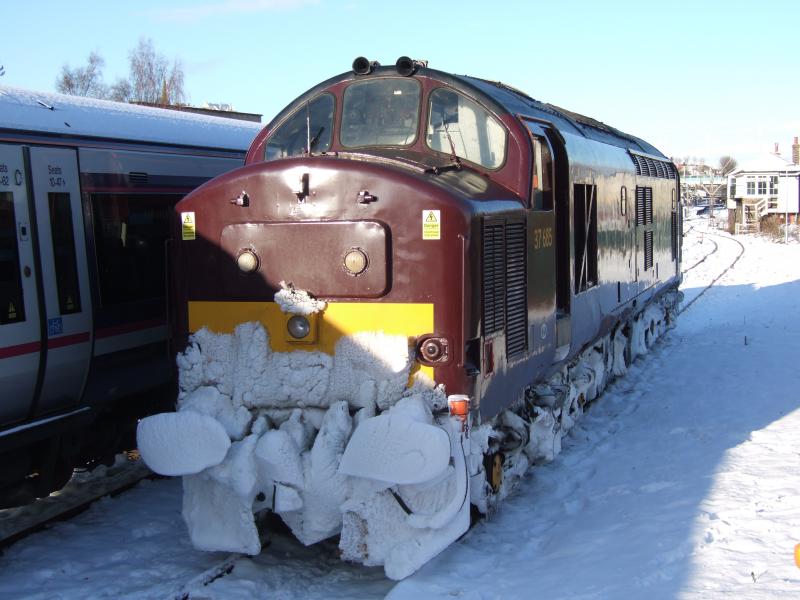 Photo of 37685 sits at Stirling Middle between ploughing operations.