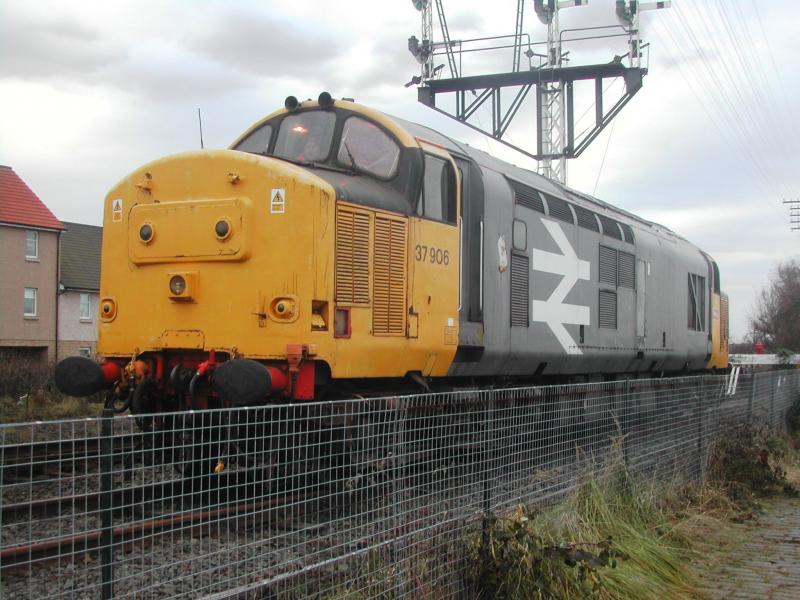 Photo of another shot of 37906 at Boness