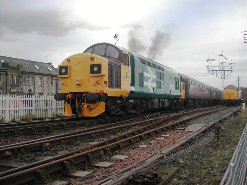 Photo of 37025 arrives back at Boness