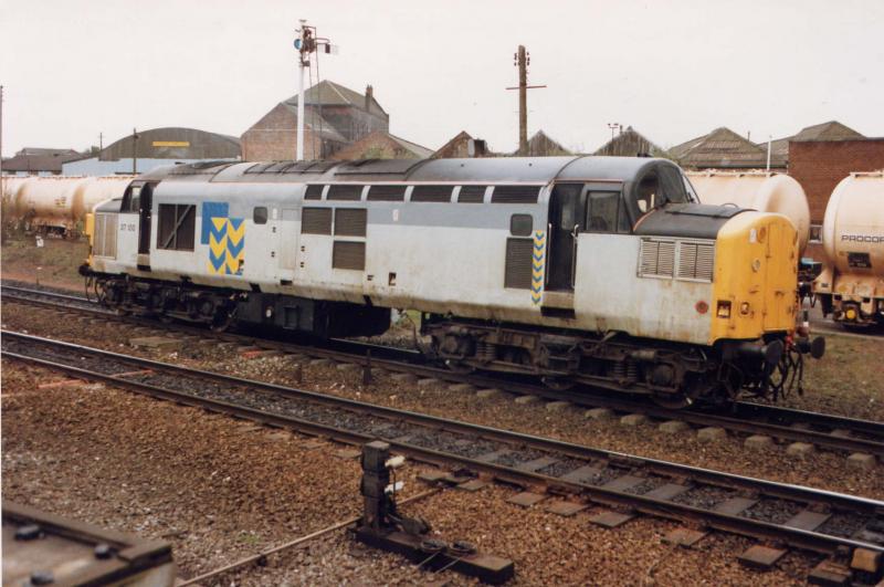 Photo of 37100 at Larbert during rounding moves.