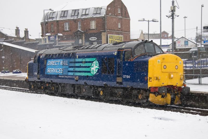 Photo of 37194 on snowplough duties at Larbert