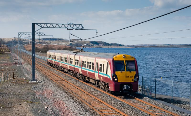 Photo of 334027 heading east past Hillend reservoir.