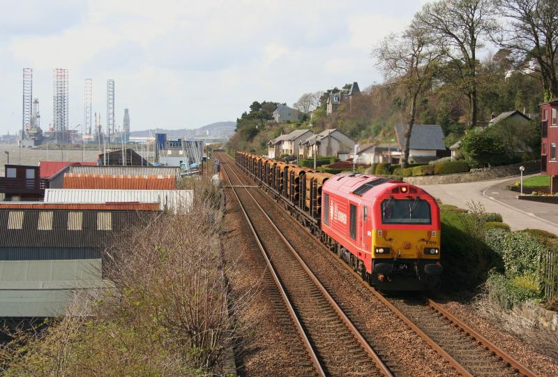 Photo of 67018 6Z03 Mossend to Dyce Raiths Farm at West Ferry