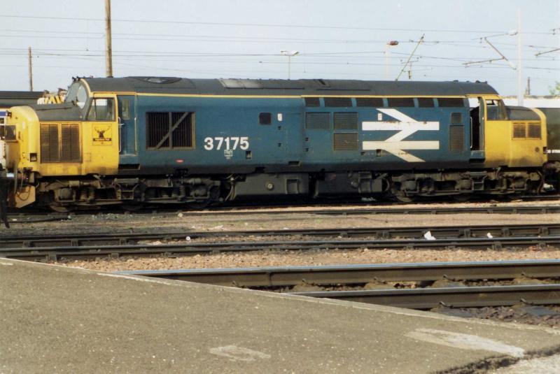 Photo of Broadside view of 37175, Carstairs Jct, May 1990