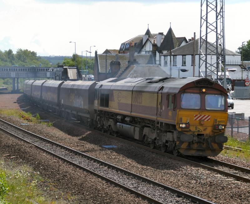 Photo of 66033 with 6G07 for Longannet