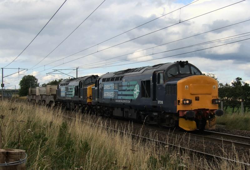 Photo of 37218 & 611 pass Float with 6M22 Hunterston - Kingmoor Flasks.