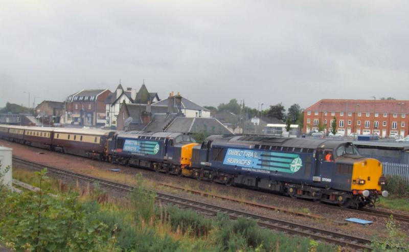 Photo of 37069 & 409 (423 on rear) pass Larbert with 5Z40 for Aberdeen.