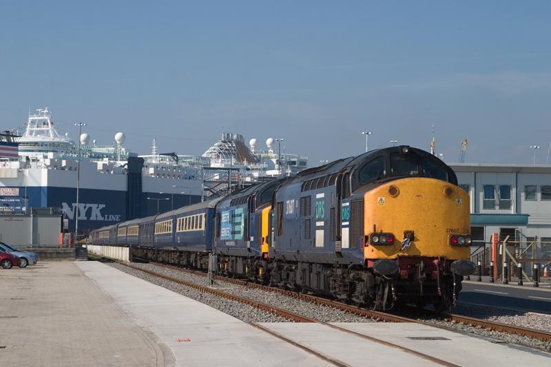 Photo of 37607 + 608 rear 5Z59 Southampton East Docks